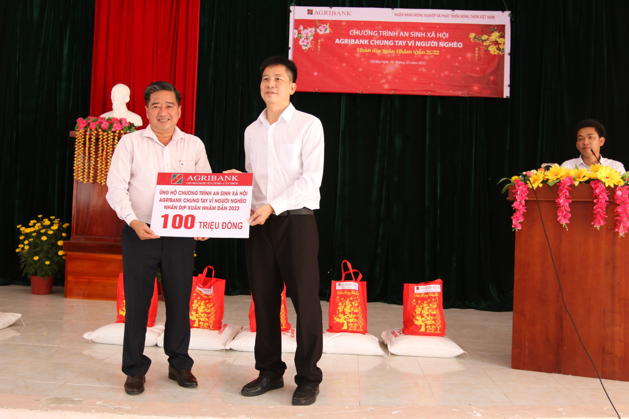 Agribank chi nhánh Cần Thơ II trao 725 phần quà cho hộ gia đình chính sách, hộ nghèo trên địa bàn TP Cần Thơ - Ảnh 2.