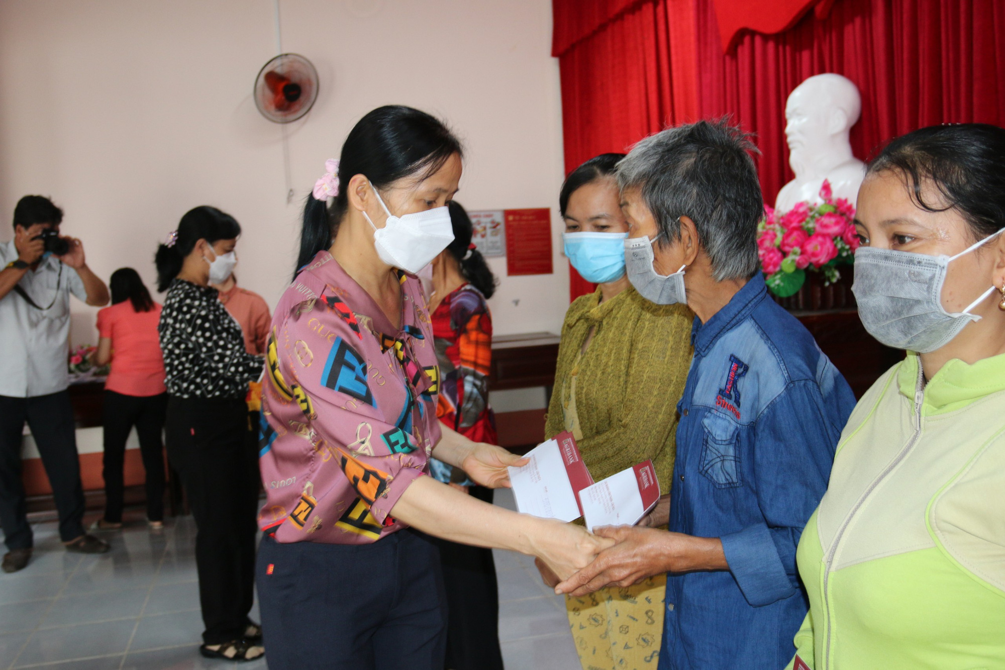 Agribank chi nhánh Cần Thơ II trao 725 phần quà cho hộ gia đình chính sách, hộ nghèo trên địa bàn TP Cần Thơ - Ảnh 10.