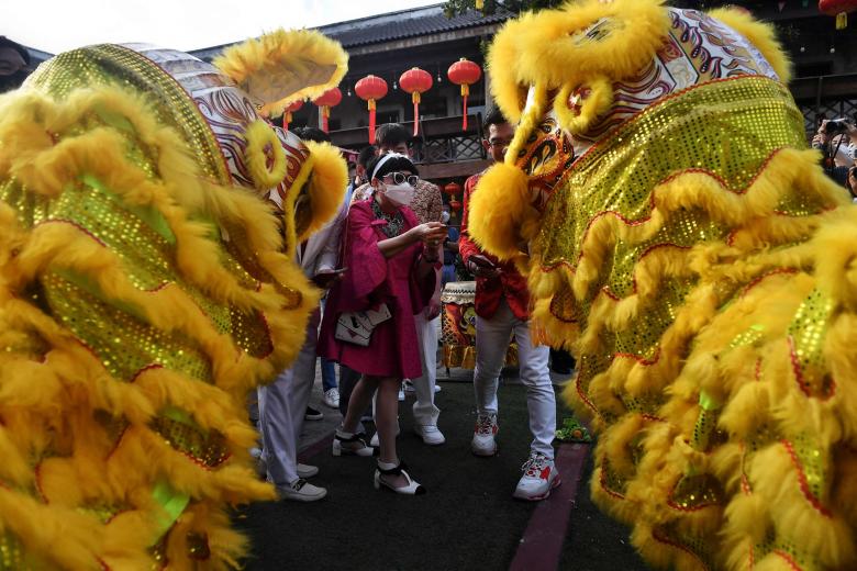 Chùm ảnh: Thế giới trang hoàng rực rỡ đón chào Tết Nguyên đán 2022 - Ảnh 7.