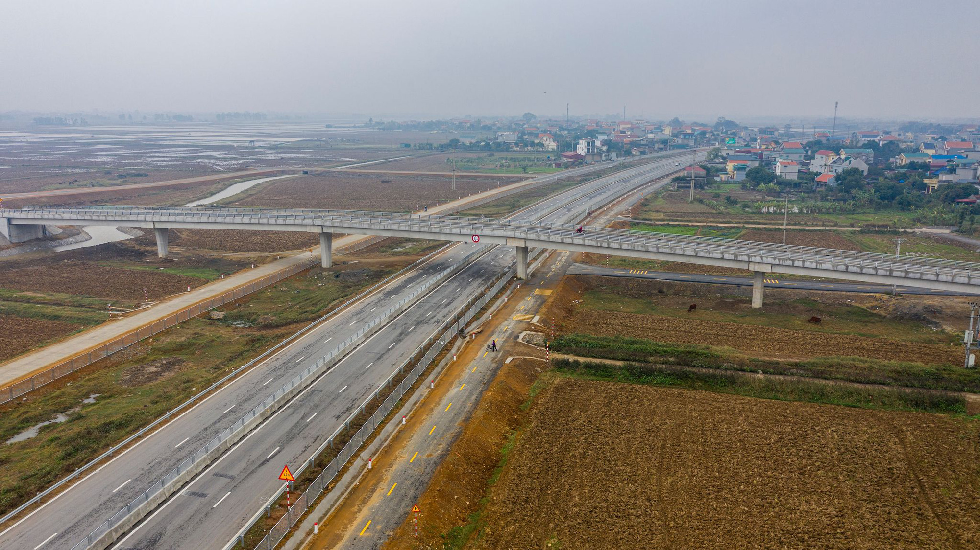 Giá xăng dầu tăng cao, Bộ GTVT yêu cầu công bố giá vật liệu xây dựng - Ảnh 1.