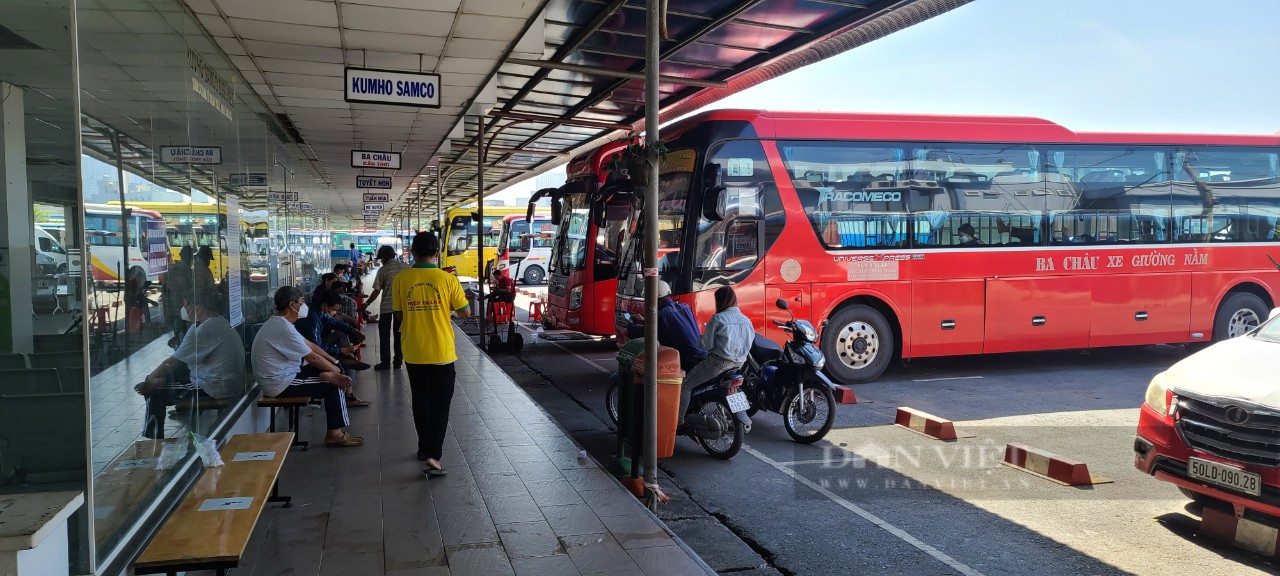 Cận Tết: Sân bay, bến xe tiếp tục &quot;điệp khúc&quot; ùn ứ - Ảnh 10.