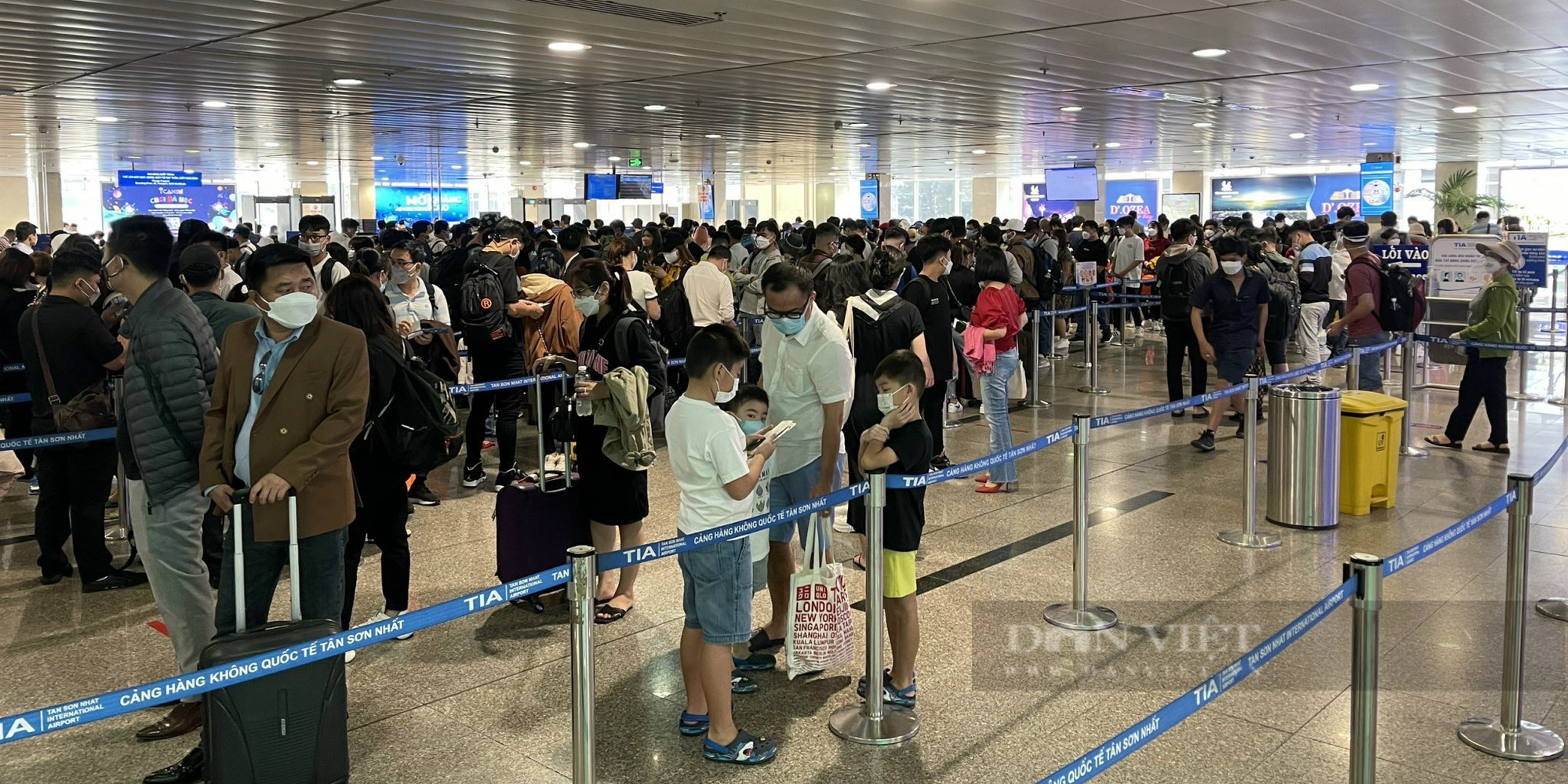 Cận Tết: Sân bay, bến xe tiếp tục &quot;điệp khúc&quot; ùn ứ - Ảnh 1.