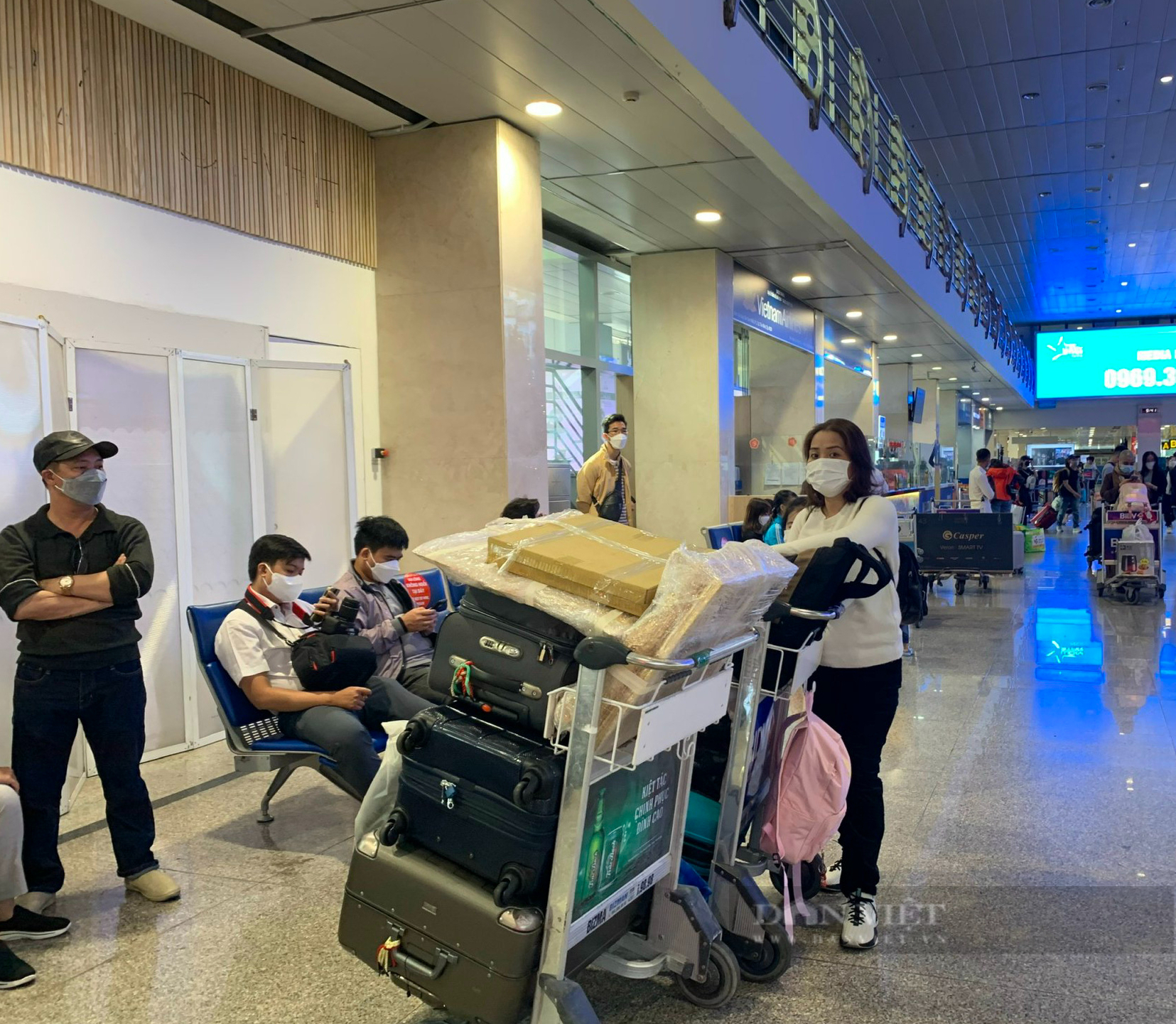 Cận Tết: Sân bay, bến xe tiếp tục &quot;điệp khúc&quot; ùn ứ - Ảnh 3.