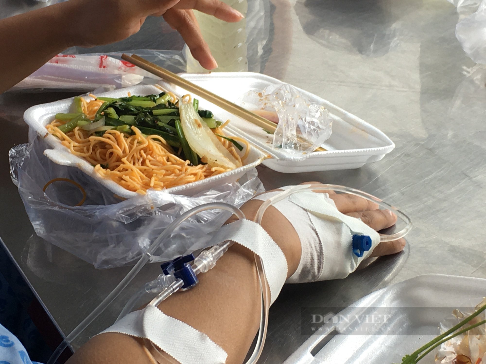 Nụ cười và giọt nước mắt trong bữa cơm tất niên bên ống truyền hóa chất trị ung thư - Ảnh 1.