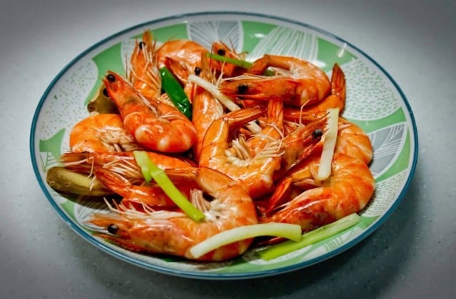Mua tôm tươi đừng cho vào nồi nước luộc trực tiếp, dùng cách này tôm ngọt lại không mất vị - Ảnh 3.