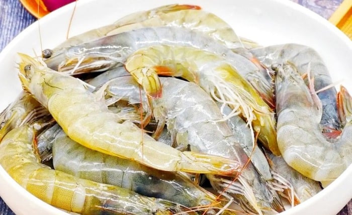 Mua tôm tươi đừng cho vào nồi nước luộc trực tiếp, dùng cách này tôm ngọt lại không mất vị - Ảnh 2.