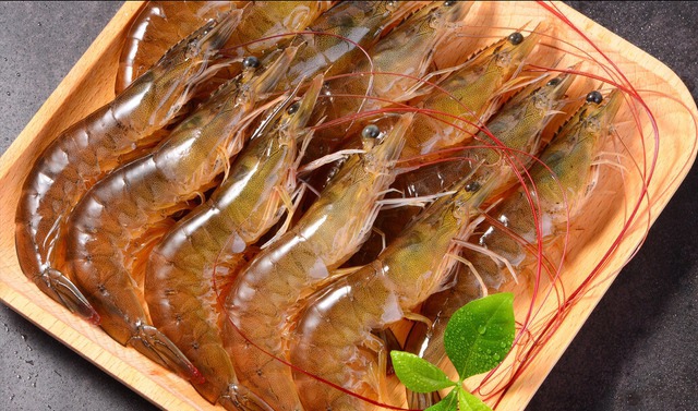 Mua tôm tươi đừng cho vào nồi nước luộc trực tiếp, dùng cách này tôm ngọt lại không mất vị - Ảnh 1.