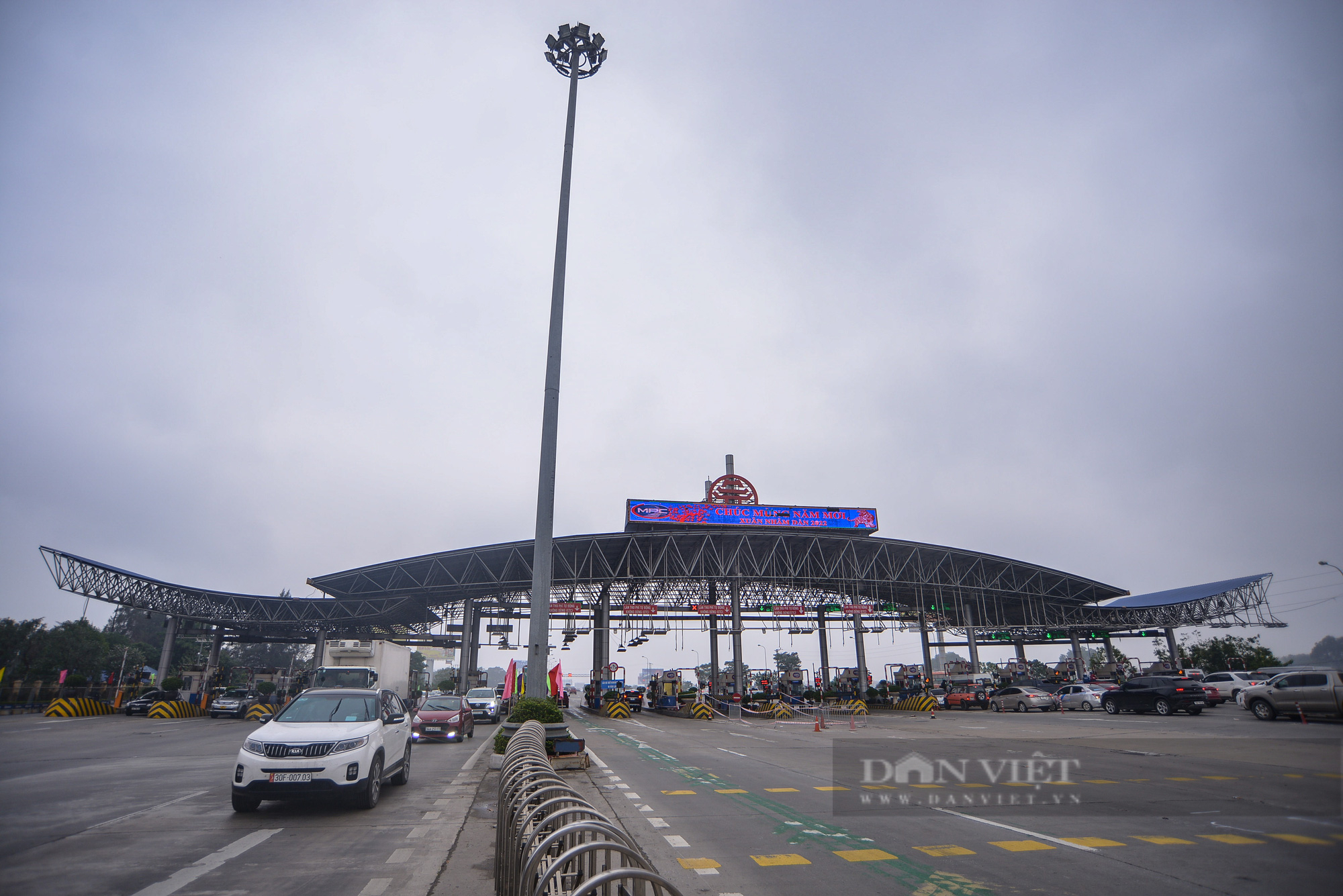 Ngày nghỉ Tết đầu tiên người dân thoải mái về quê không lo ùn tắc tại cửa ngõ Thủ đô - Ảnh 1.