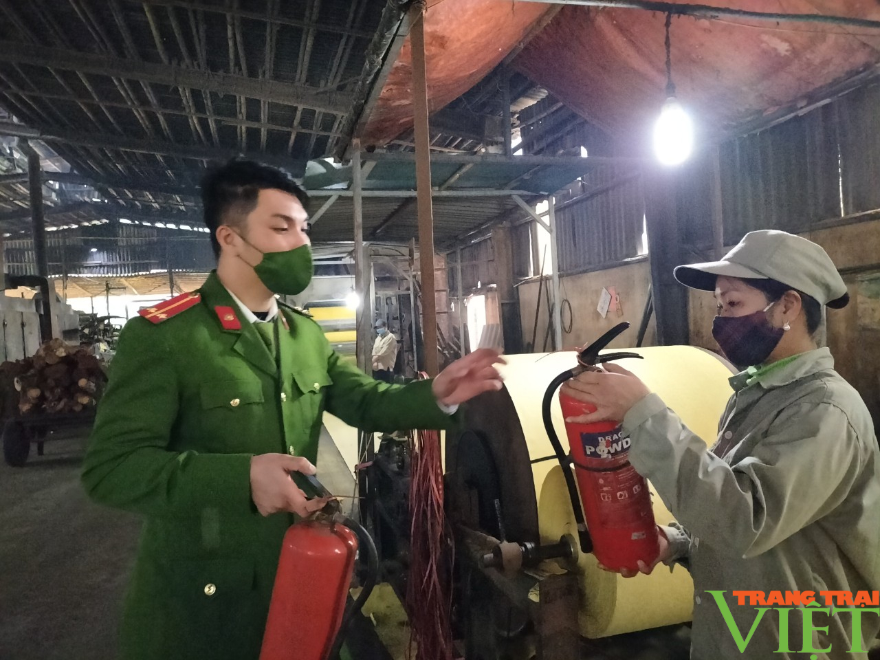 Công an Mai Châu (Hoà Bình): Đảm bảo tốt công tác phòng chống cháy nổ dịp Tết Nguyên đán - Ảnh 3. Công an Mai Châu (Hoà Bình): Đảm bảo tốt công tác phòng chống cháy nổ dịp Tết Nguyên đán - Ảnh 3.