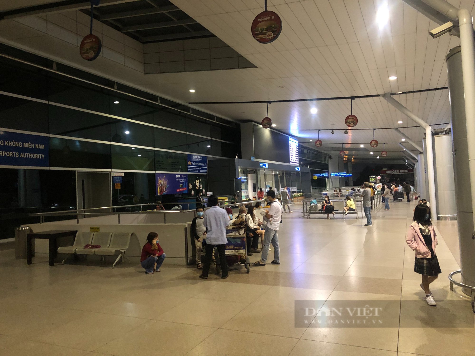 Ngóng tin vui tại phi trường lớn nhất Việt Nam - Ảnh 1.