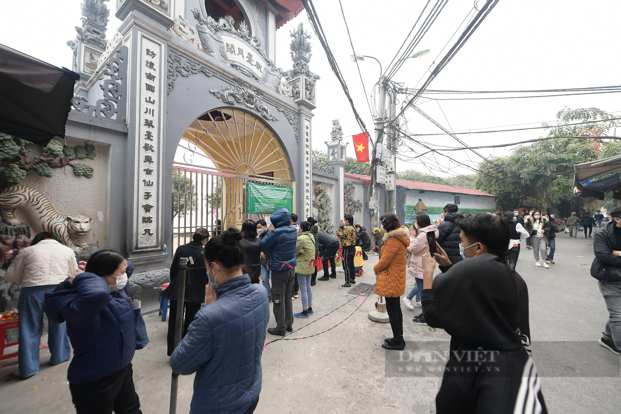 Quên Covid-19, người dân Thủ đô vẫn &quot;nô nức&quot; đi lễ Phủ Tây Hồ ngày mùng 1 cuối cùng năm Tân Sửu - Ảnh 1.
