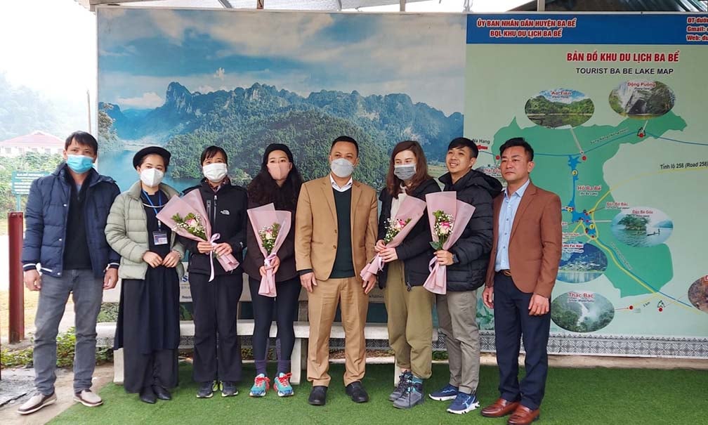 Khách du lịch quốc tế Nga bất ngờ khi “xông đất” đầu năm tại Hồ Ba Bể - Ảnh 1.