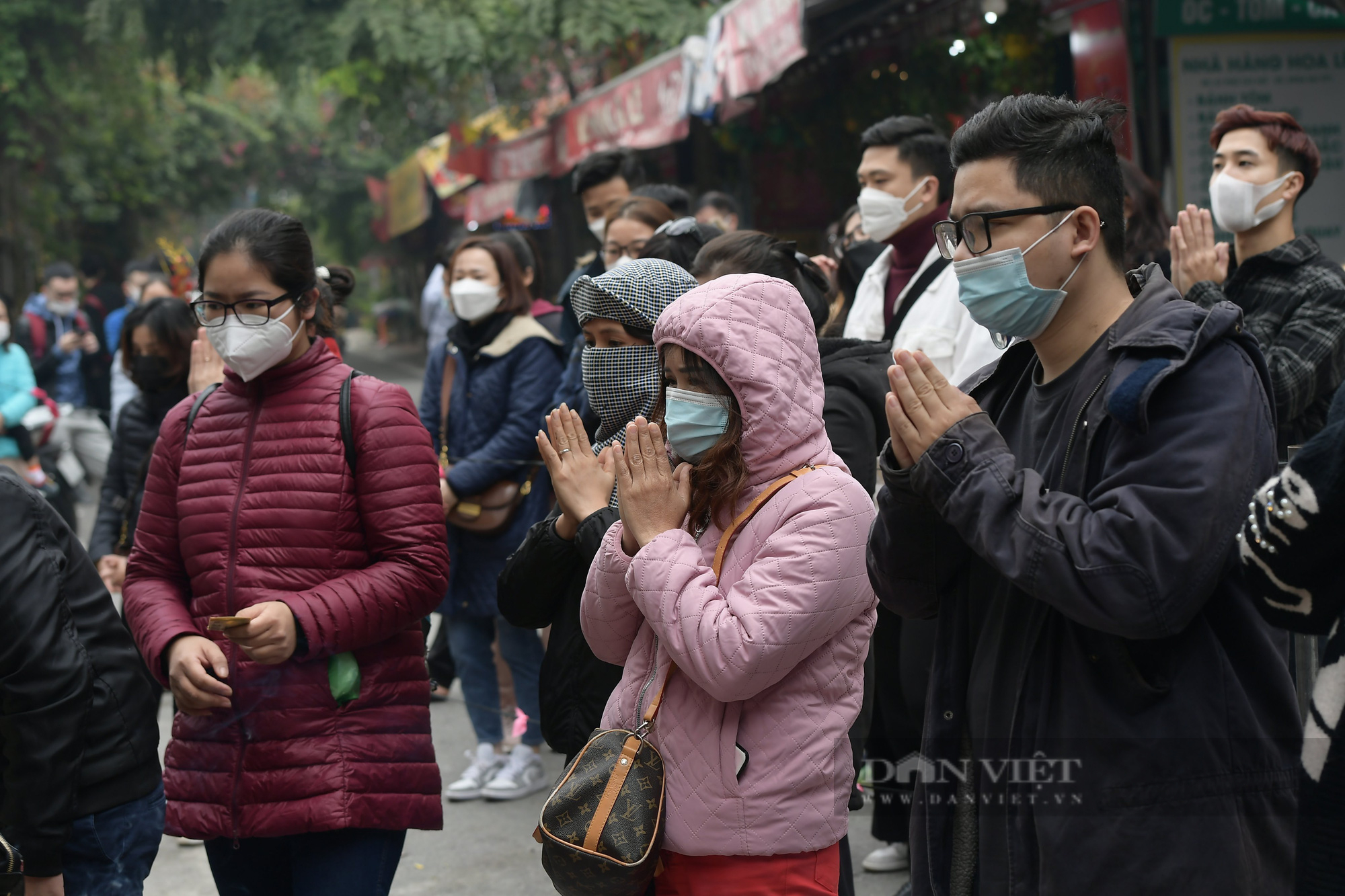 Quên Covid-19, người dân Thủ đô vẫn &quot;nô nức&quot; đi lễ Phủ Tây Hồ ngày mùng 1 cuối cùng năm Tân Sửu - Ảnh 3.