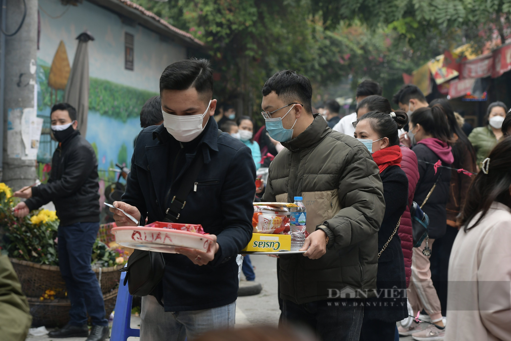 Quên Covid-19, người dân Thủ đô vẫn &quot;nô nức&quot; đi lễ Phủ Tây Hồ ngày mùng 1 cuối cùng năm Tân Sửu - Ảnh 4.