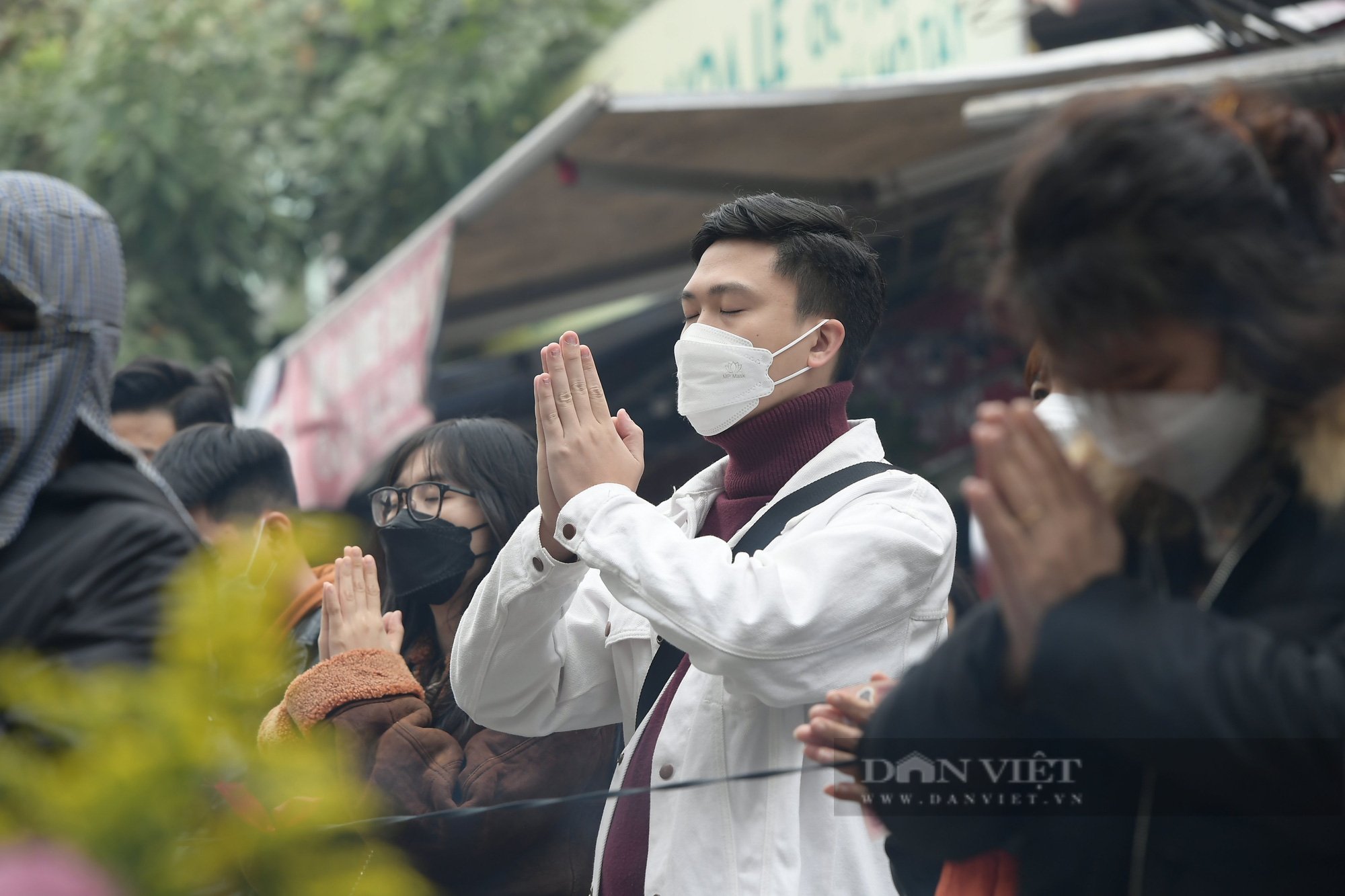 Quên Covid-19, người dân Thủ đô vẫn &quot;nô nức&quot; đi lễ Phủ Tây Hồ ngày mùng 1 cuối cùng năm Tân Sửu - Ảnh 6.