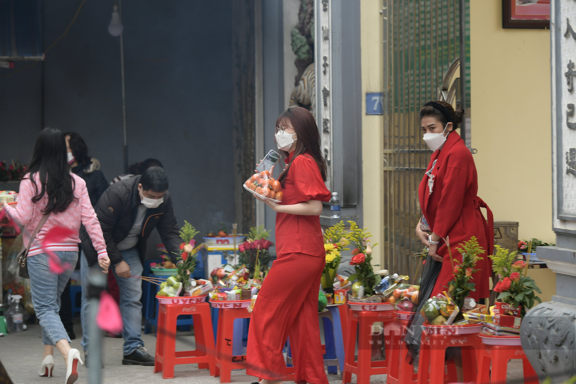 Quên Covid-19, người dân Thủ đô vẫn &quot;nô nức&quot; đi lễ Phủ Tây Hồ ngày mùng 1 cuối cùng năm Tân Sửu - Ảnh 7.