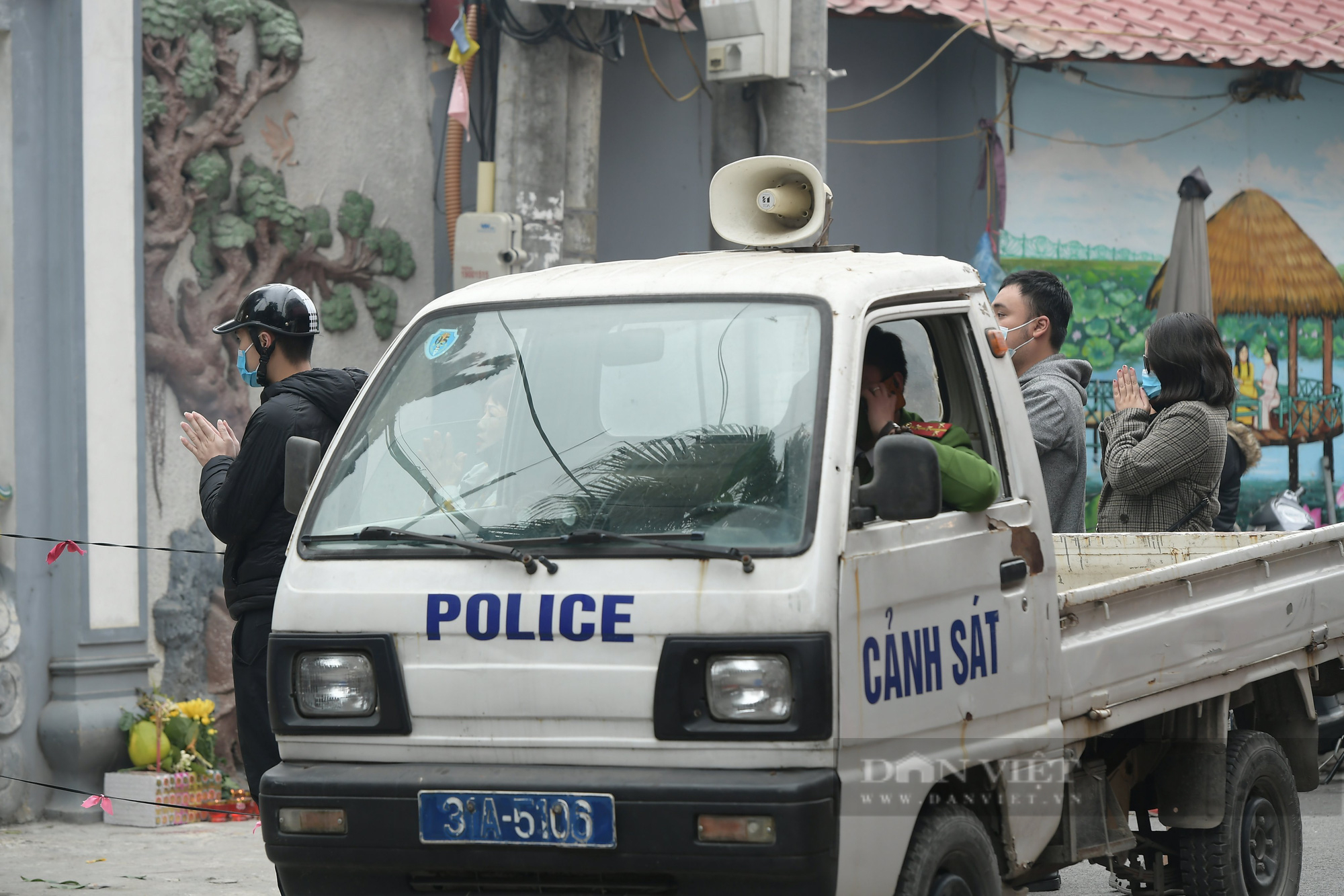 Quên Covid-19, người dân Thủ đô vẫn &quot;nô nức&quot; đi lễ Phủ Tây Hồ ngày mùng 1 cuối cùng năm Tân Sửu - Ảnh 8.