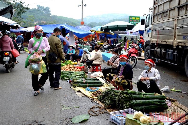 Sắc màu quyến rũ chợ phiên vùng cao ngày Tết - Ảnh 1.