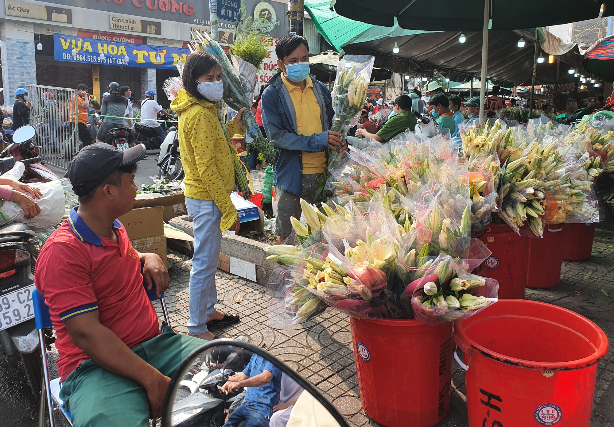 Hoa tươi tăng giá, mai, đào khuyến mãi ngày 28 Tết - Ảnh 1.