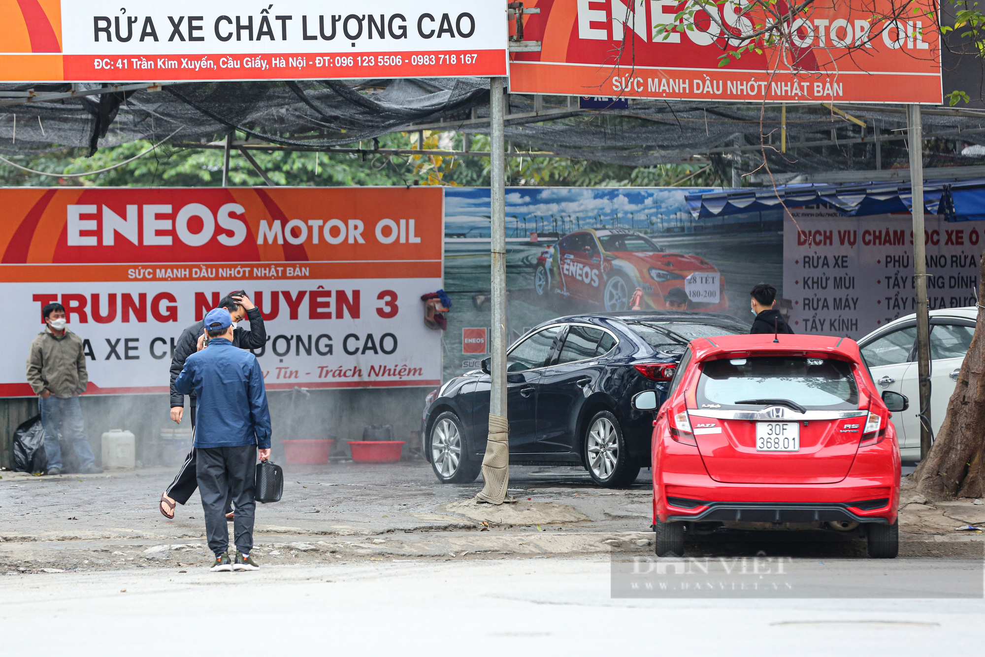 Giá rửa xe gấp 2 gấp 3 lần ngày thường, dịch vụ rửa xe &quot;hốt bạc&quot; ngày cận Tết - Ảnh 2.