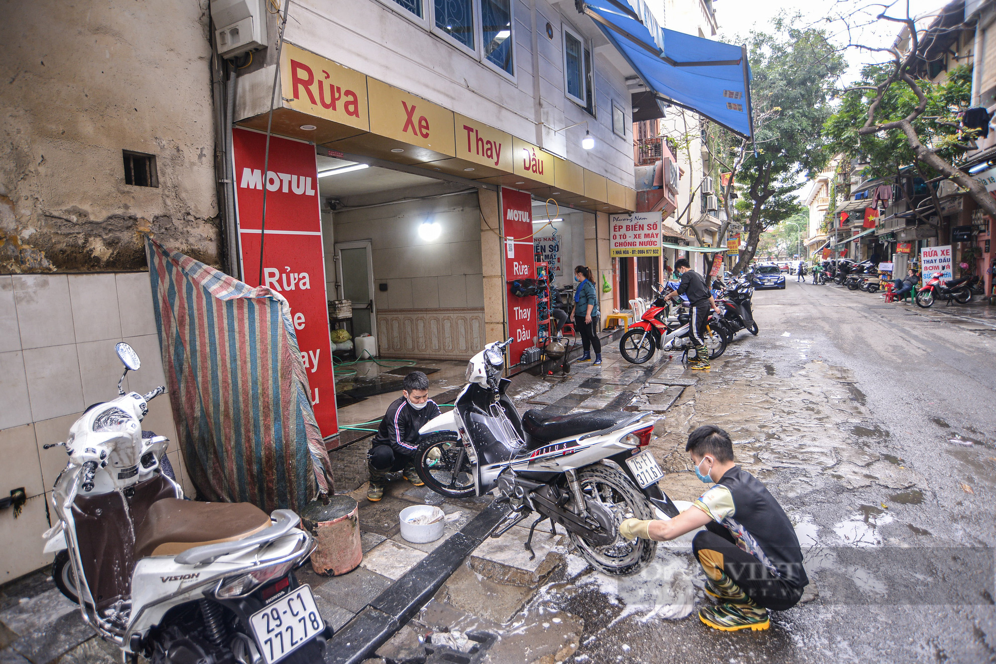 Giá rửa xe gấp 2 gấp 3 lần ngày thường, dịch vụ rửa xe &quot;hốt bạc&quot; ngày cận Tết - Ảnh 10.