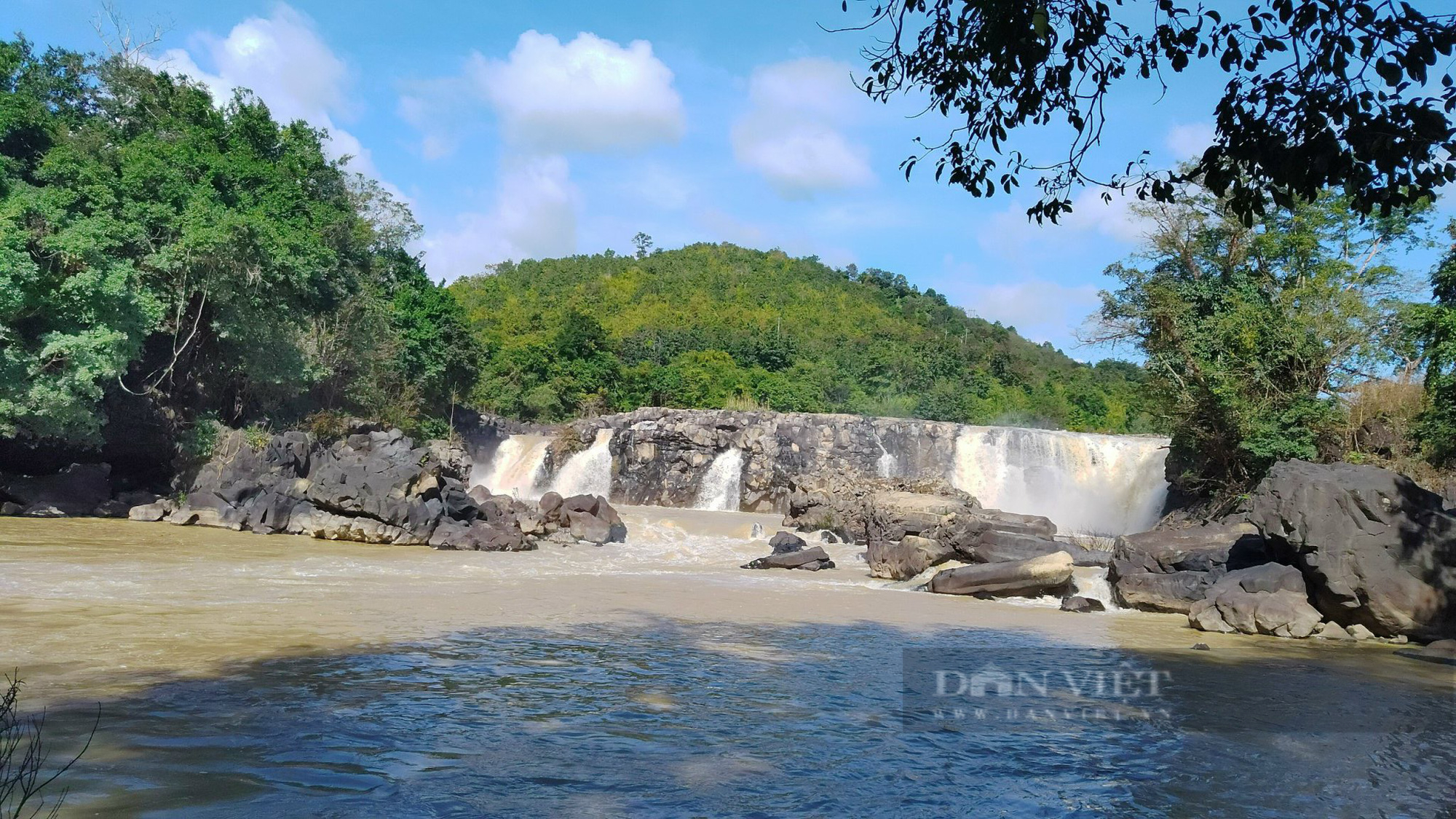 Đắm mình trước ngọn thác hùng vĩ giữa đại ngàn Tây Nguyên - Ảnh 2.