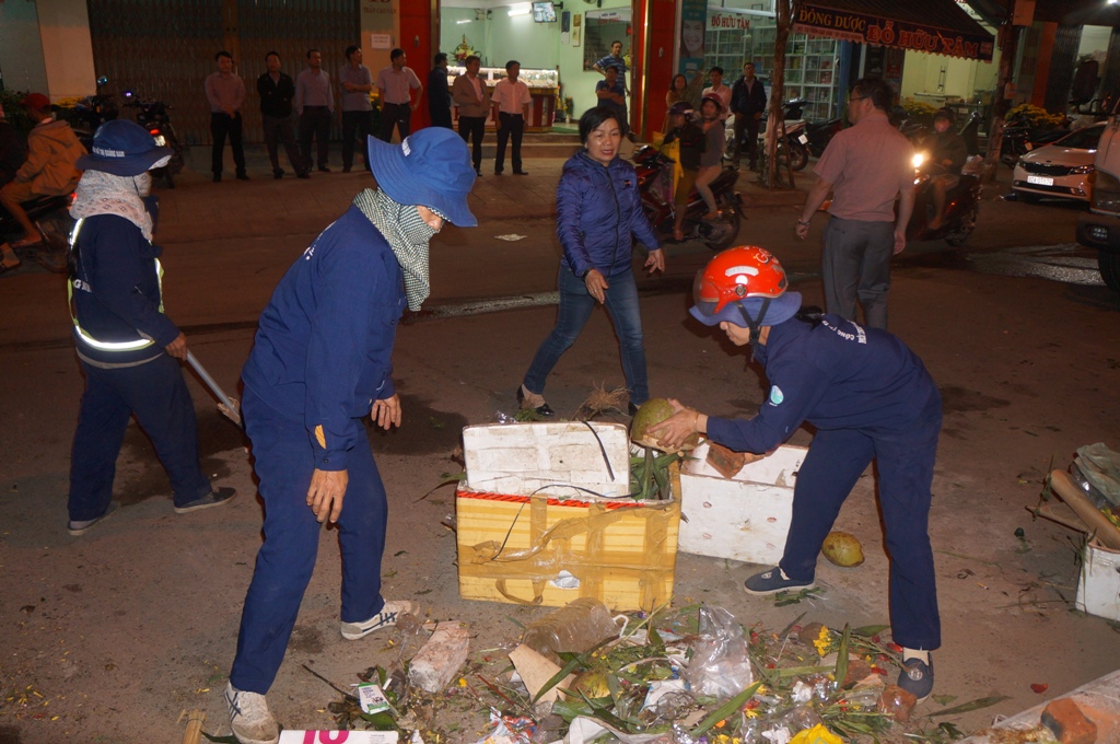 Bí thư Quảng Nam: Phố phường sạch sẽ tất cả nhờ đôi bàn tay của lao công - Ảnh 2.