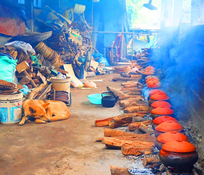  Làng cá kho nhộn nhịp vào Tết - Ảnh 1.
