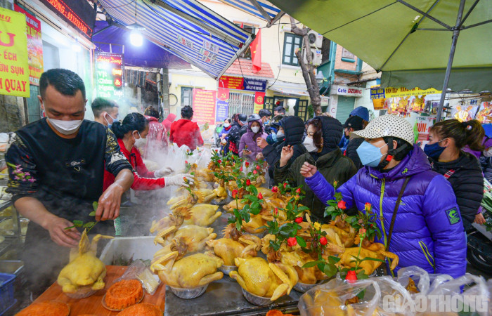 Người Hà Nội chen mua gà ngậm hoa hồng cúng Giao thừa - Ảnh 1.
