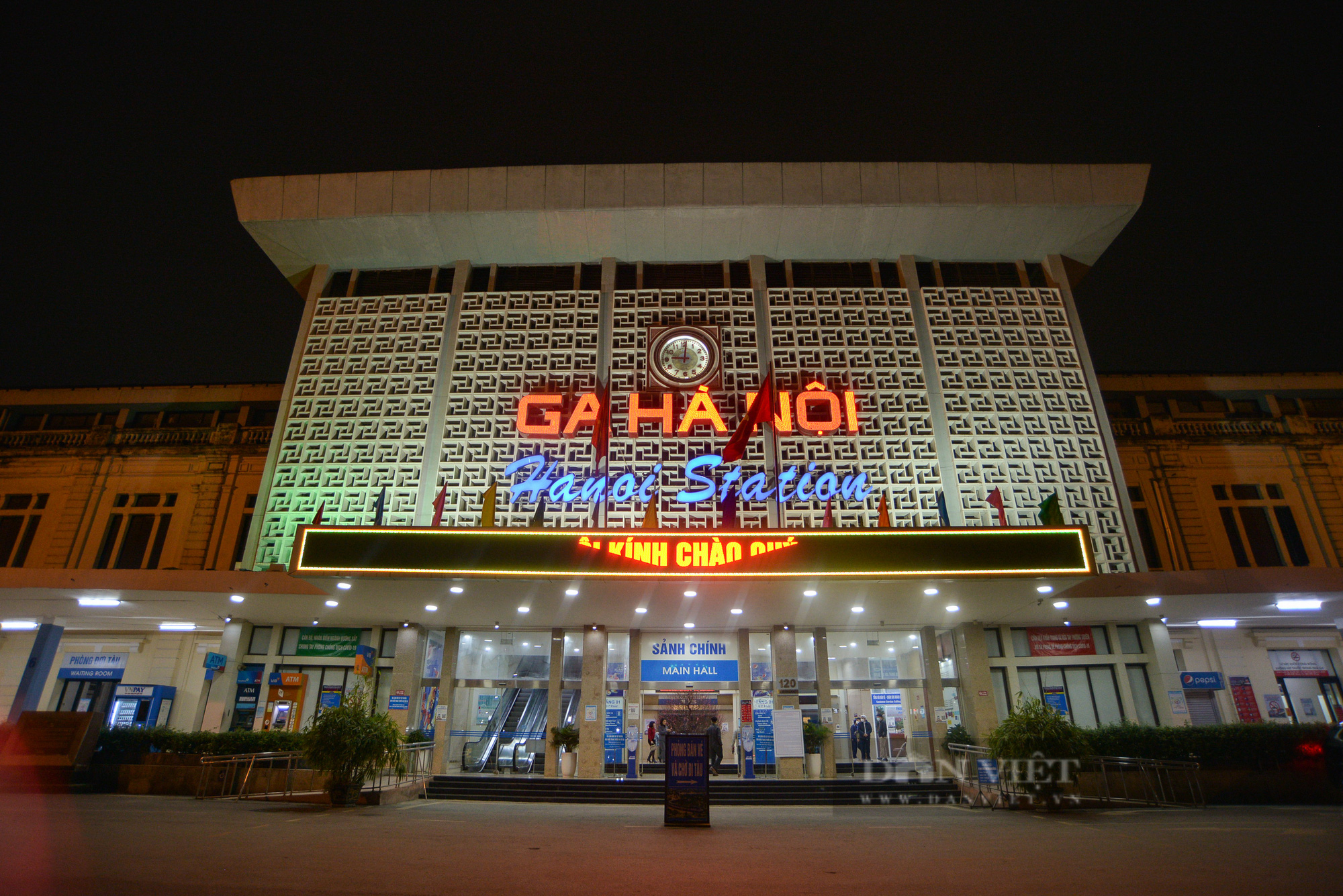 Chuyến tàu cuối cùng của năm Tân Sửu rời thủ đô đưa xuân về với nhiều gia đình - Ảnh 1.