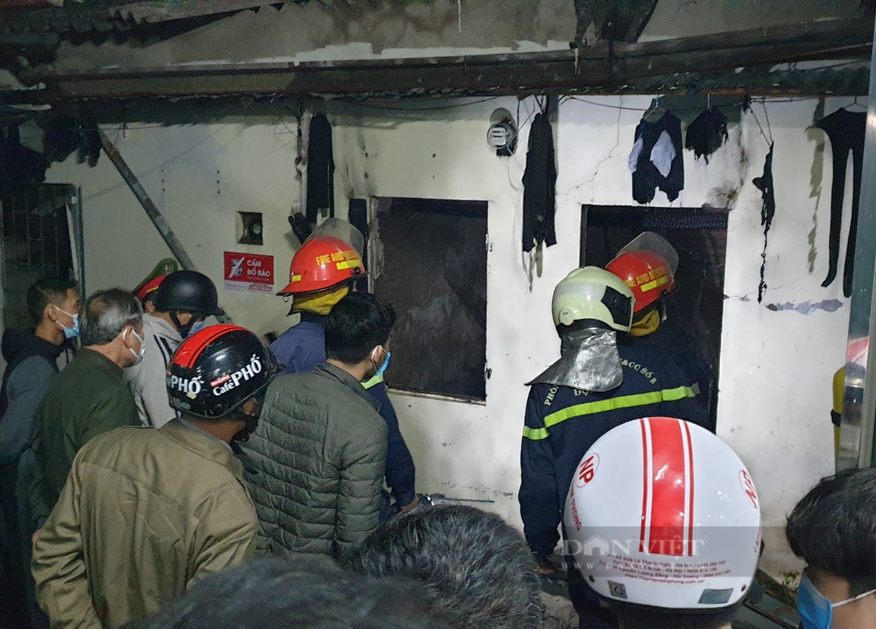 Người dân kể lại giây phút lửa lớn bao trùm sau nổ bình gas, nghi hai vợ chồng trong phòng trọ mắc kẹt - Ảnh 4.