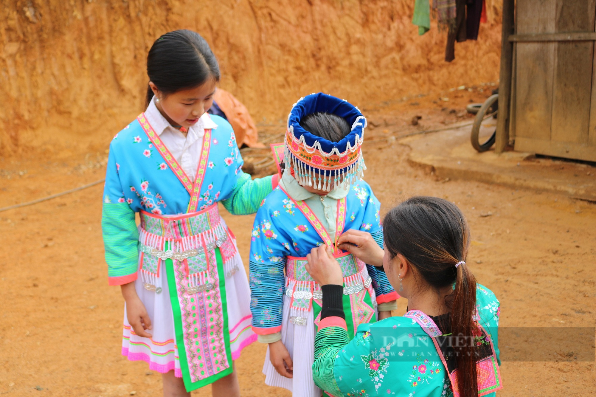 Thiếu nữ người Mông vùng cao xúng xính đi chơi Tết - Ảnh 2.
