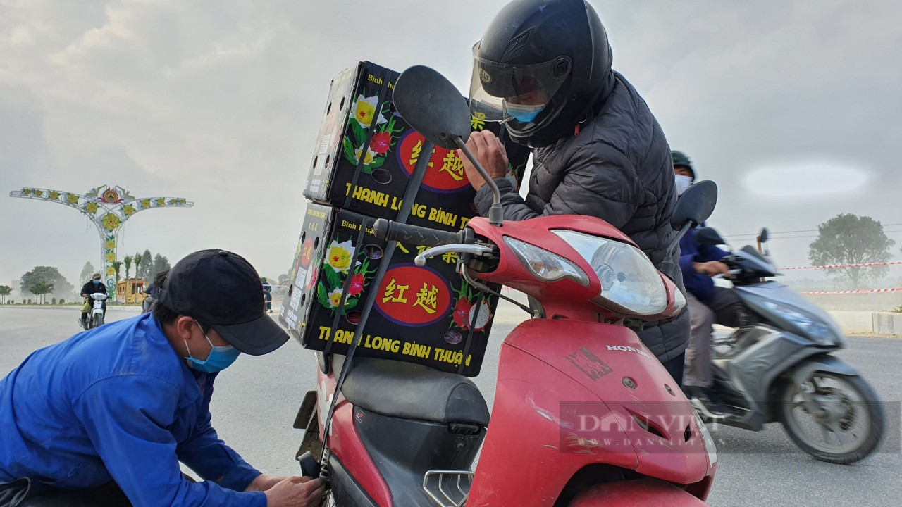 Thanh long &quot;xả hàng&quot; với giá rẻ, bày la liệt ngoài đường, người dân Thanh Hóa chung tay &quot;giải cứu&quot; - Ảnh 5.