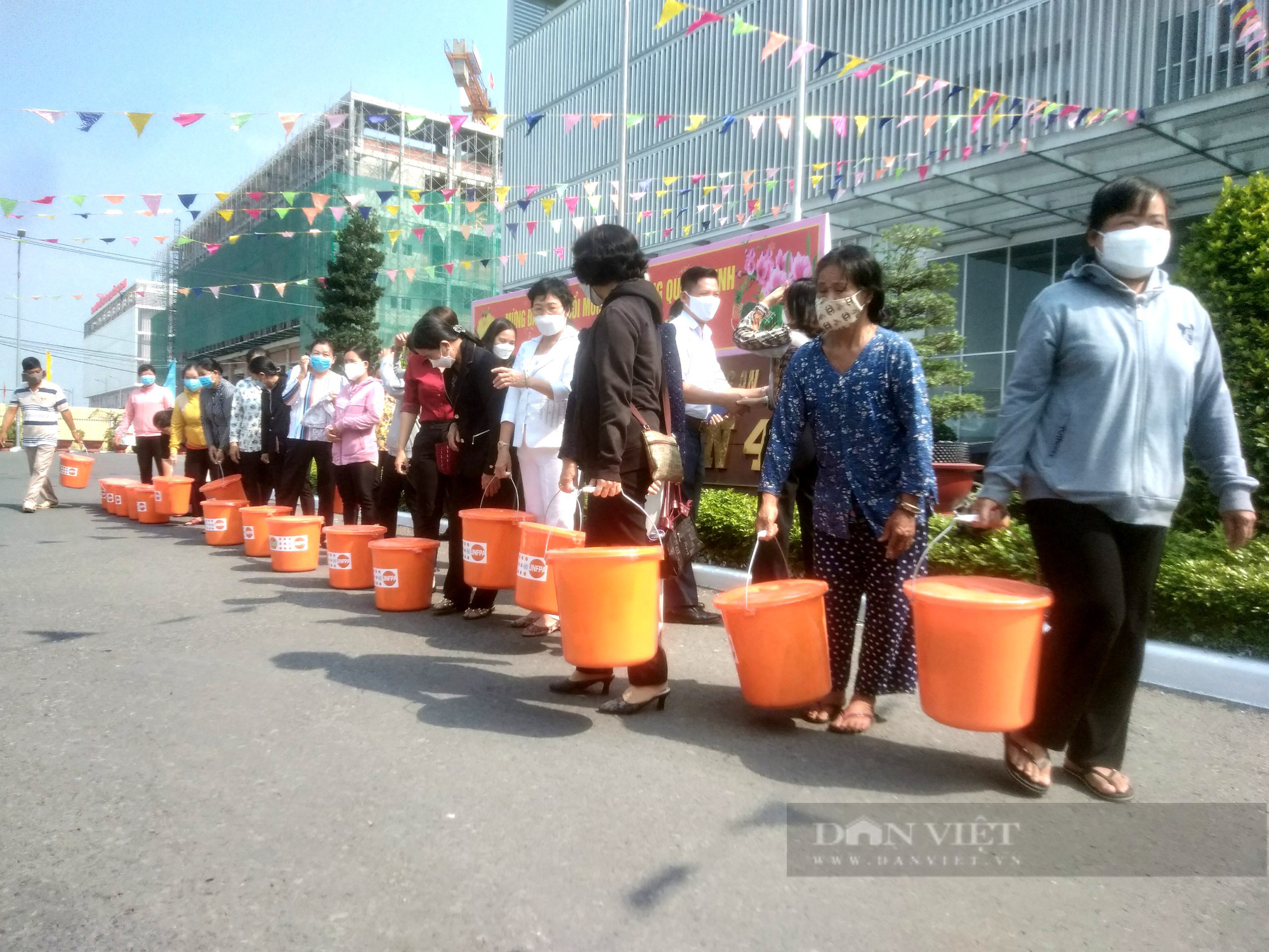Phụ nữ nông thôn nhận quà tết sớm của Hội Nông dân - Ảnh 4.