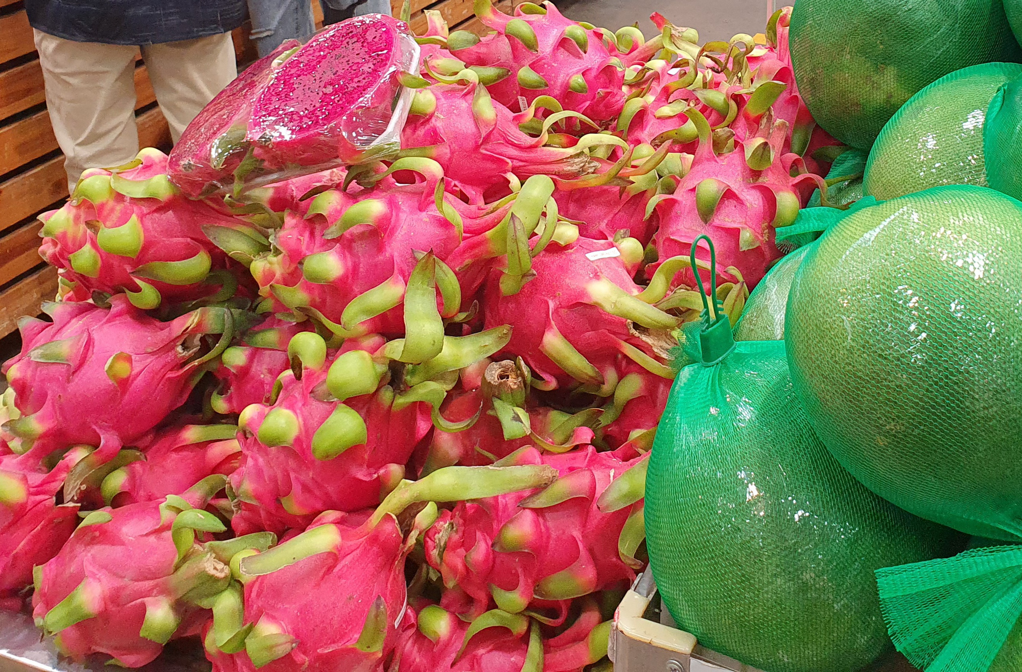Siêu thị hỗ trợ nông dân bán thanh long, giá chỉ hơn 10.000 đồng/kg - Ảnh 1.