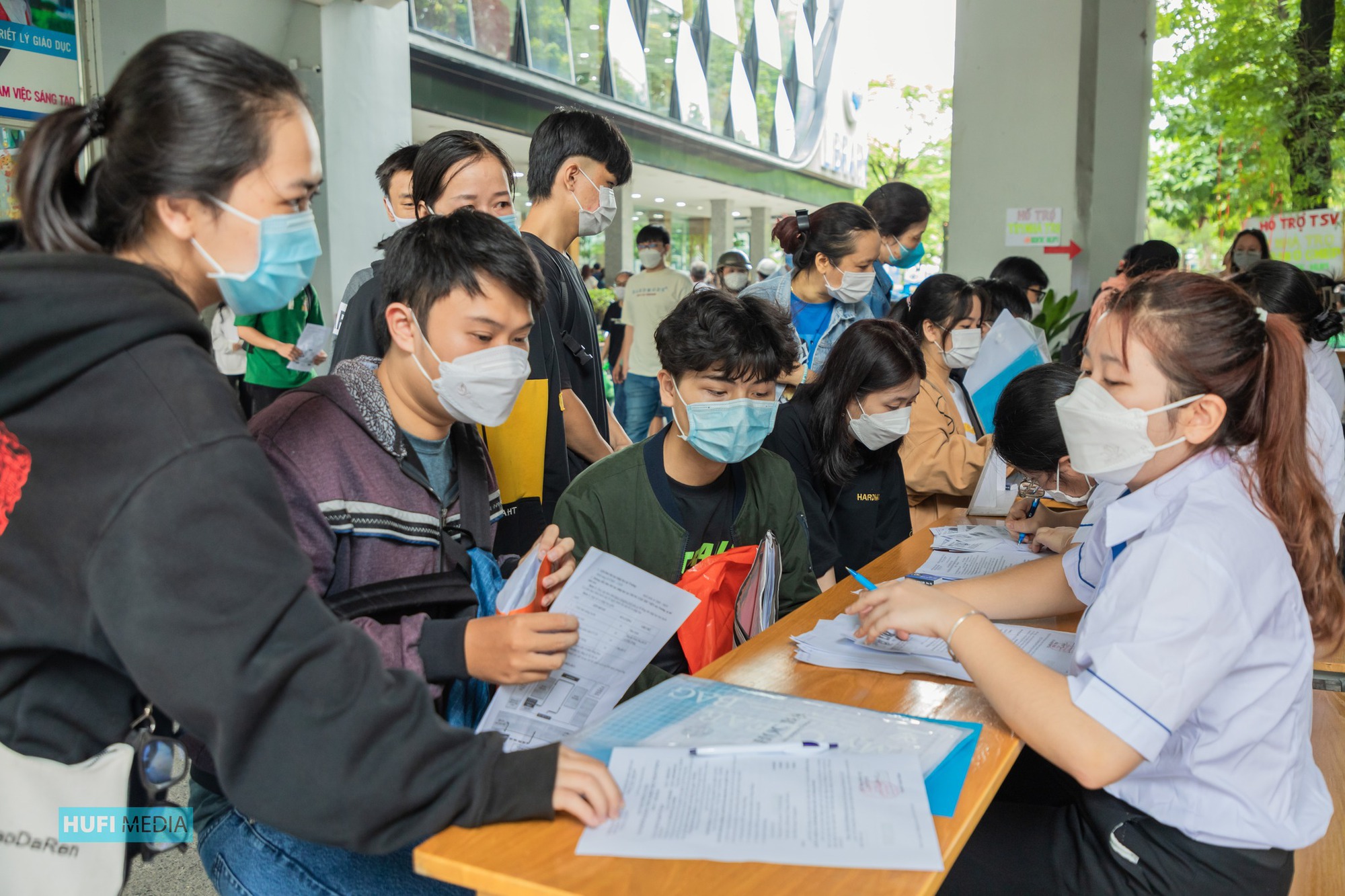 Các trường tưng bừng đón sinh viên nhập học trực tiếp và ở ký túc xá - Ảnh 2.
