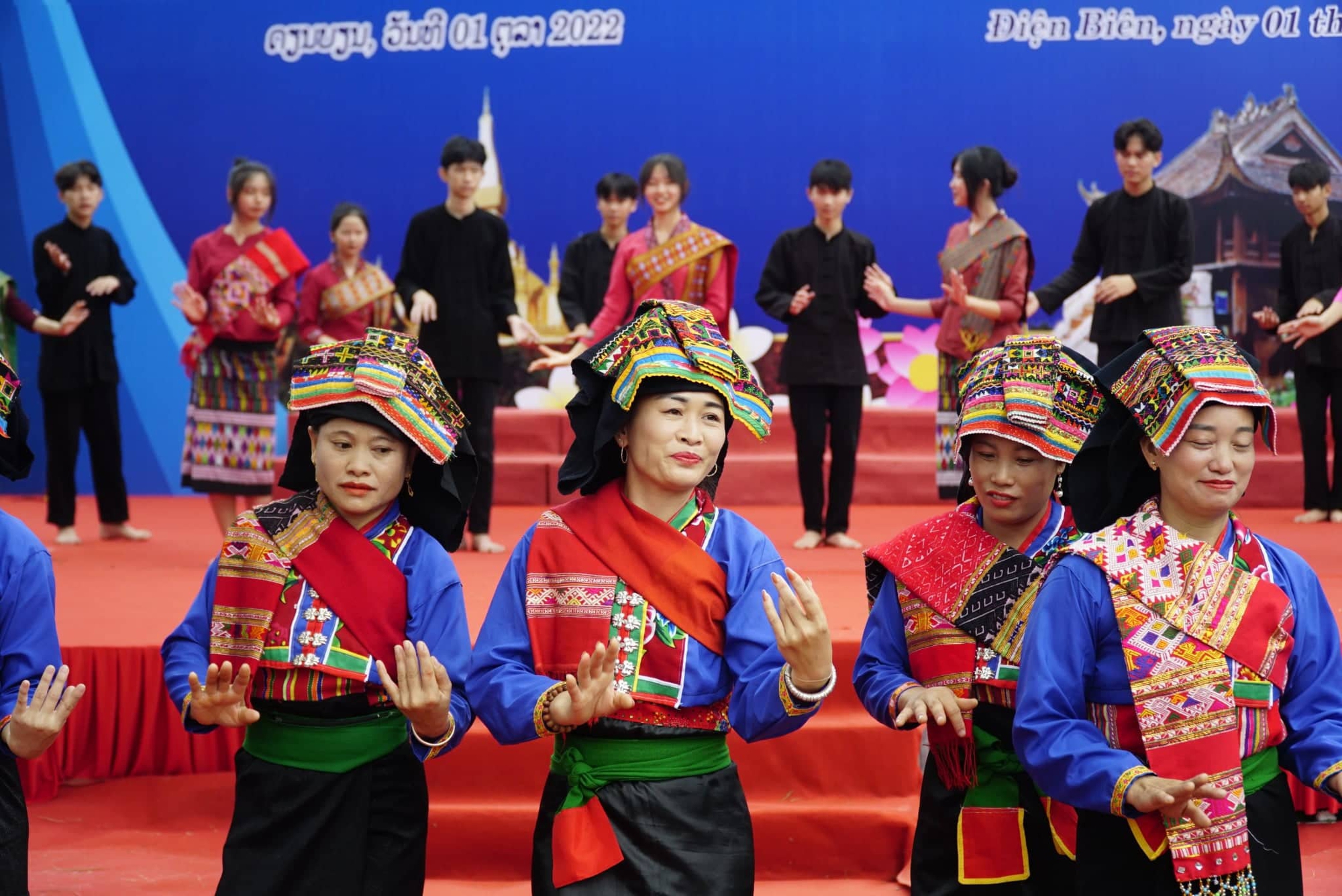 Điện Biên: Khai mạc Ngày hội giao lưu Văn hóa, Thể thao & Du lịch vùng biên giới Việt Nam - Lào lần thứ III - Ảnh 6.