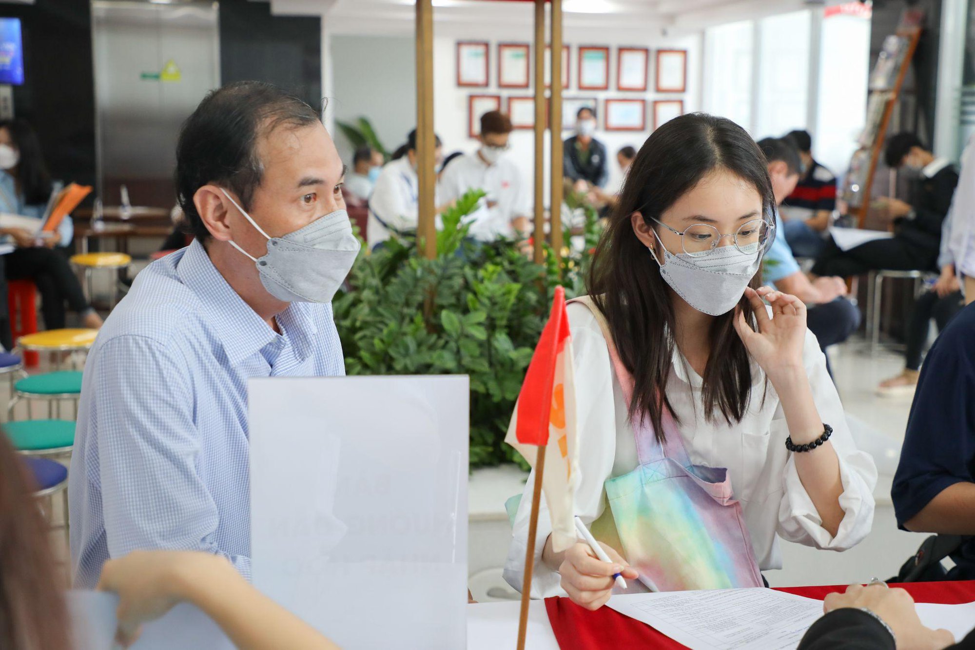 Các trường tưng bừng đón sinh viên nhập học trực tiếp và ở ký túc xá - Ảnh 4.