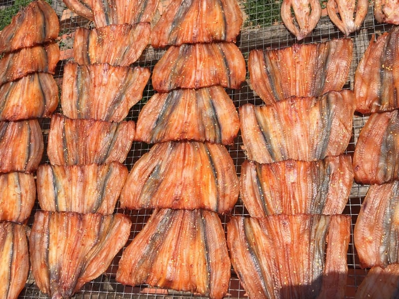 Về miền Tây thưởng thức loại đặc sản này, du khách vừa nhâm nhi vừa mang về làm quà - Ảnh 1.