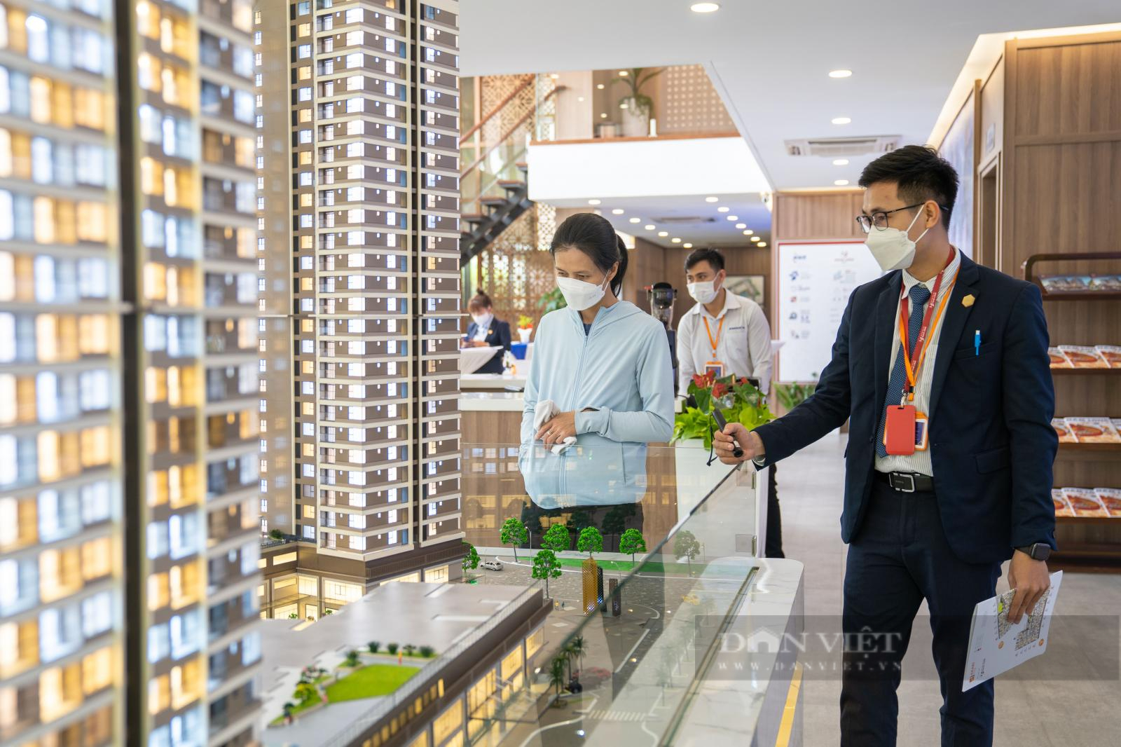 Nhiều ý kiến chuyên gia và doanh nghiệp bất động sản không đồng tình quy định giao dịch bất động sản phải thông qua sàn (Ảnh: TN) Nhiều ý kiến chuyên gia và doanh nghiệp bất động sản không đồng tình quy định giao dịch bất động sản phải thông qua sàn (Ảnh: TN)