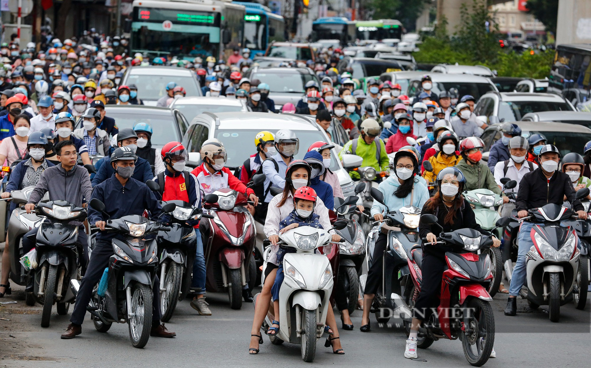 Hà Nội trở lạnh đột ngột, người dân mặc kín mít ra đường - Ảnh 1.