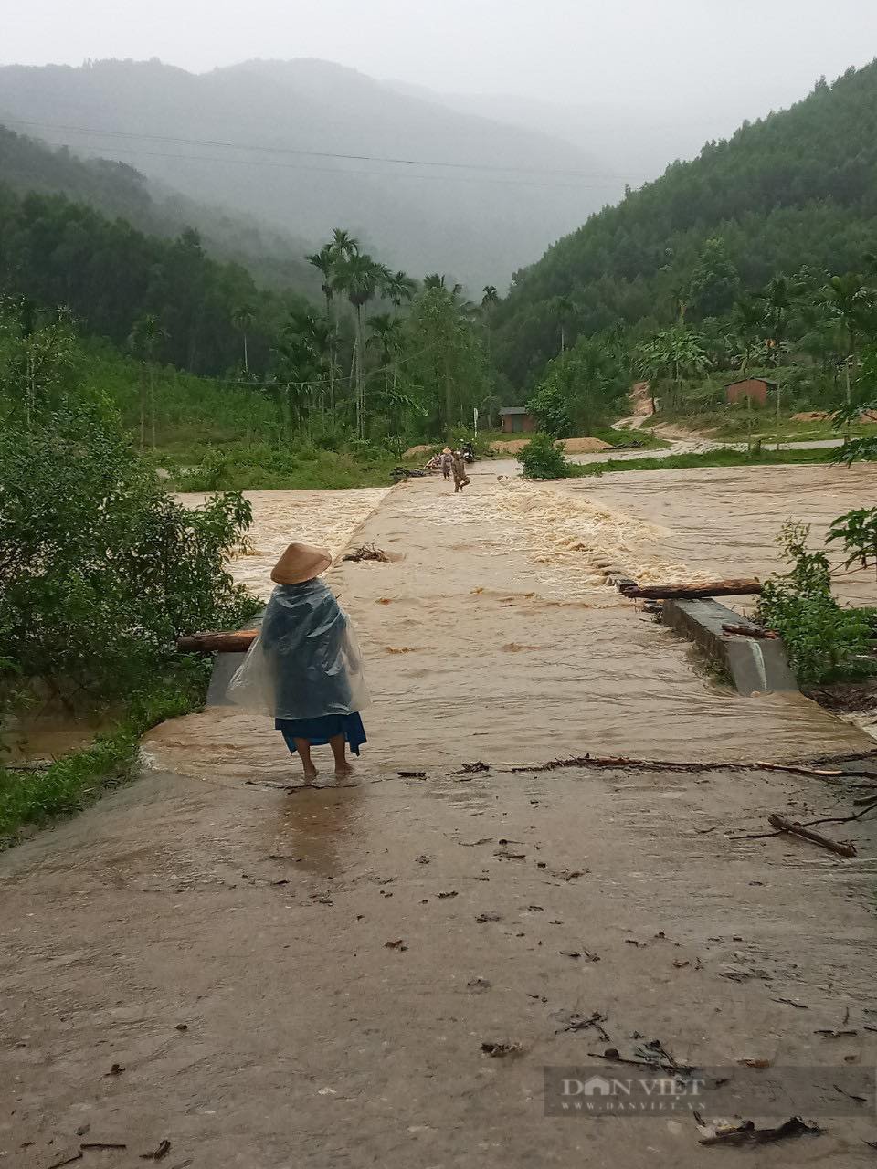 Nước đang lên nhanh, nguy cơ xuất hiện lũ mức báo động 3, Bình Định ra công điện “khẩn” - Ảnh 2.
