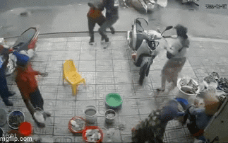 Clip NÓNG 24h: Thượng úy quân đội Khánh Hòa giúp người dân quật ngã, bắt gọn đối tượng cướp xe máy
