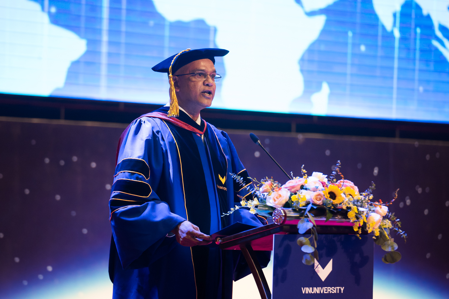 GS. TS. Rohit Verma, Hiệu trưởng trường Đại học VinUni chia sẻ “Tôi thực sự tự hào về những nỗ lực không ngừng nghỉ và tinh thần “thép” của mỗi giảng viên, nhân viên và sinh viên tại VinUni”.