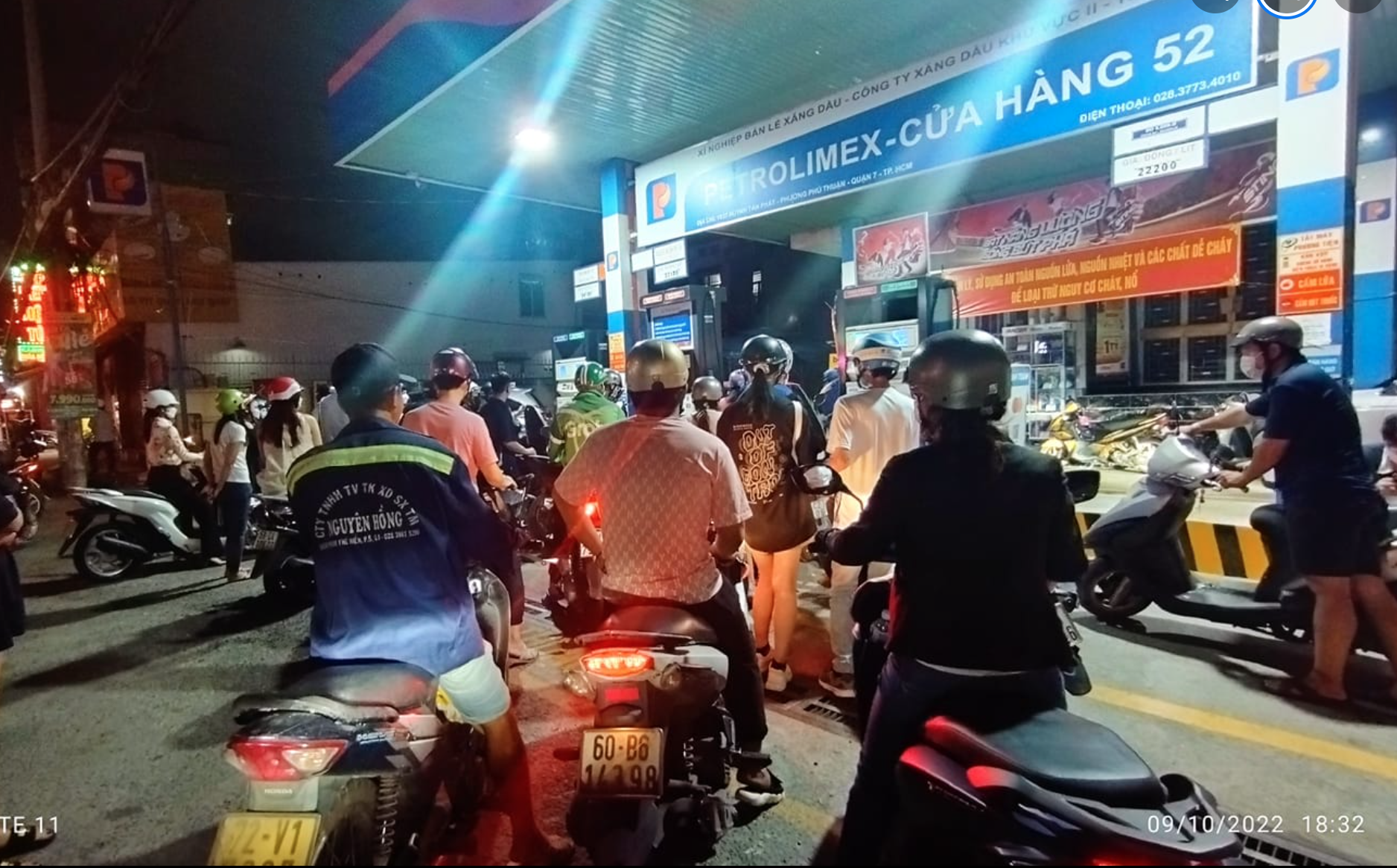 Sau một đêm xếp hàng dài chờ đổ xăng, người dân TP.HCM đã dễ dàng mua xăng hơn - Ảnh 7.