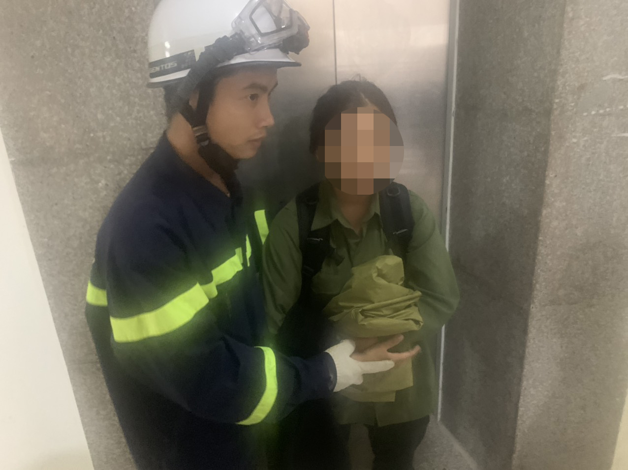 Hà Nội: Giải cứu 1 cháu bé bị kẹt thang máy ở Khu đô thị Thành phố Giao lưu - Ảnh 2.