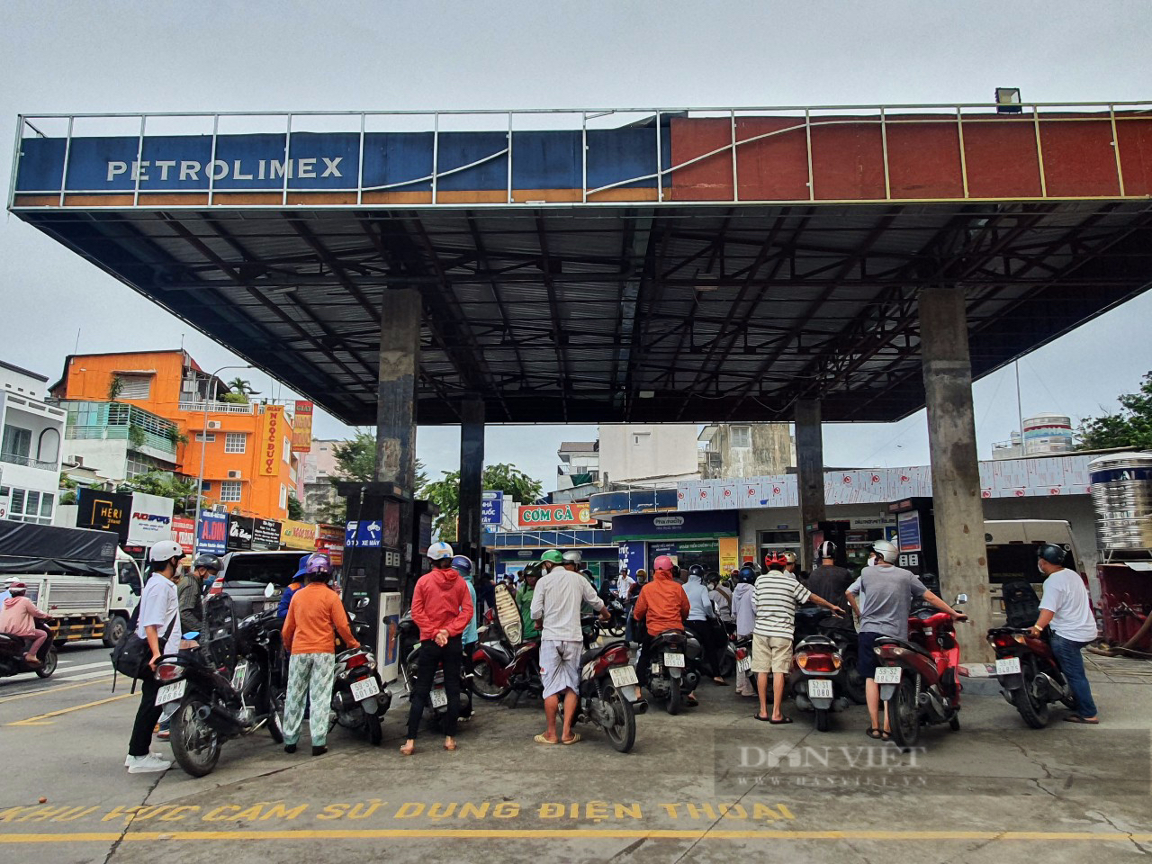 Người dân TP.HCM đi đổ xăng, cây xăng đông nghẹt - Ảnh 2.