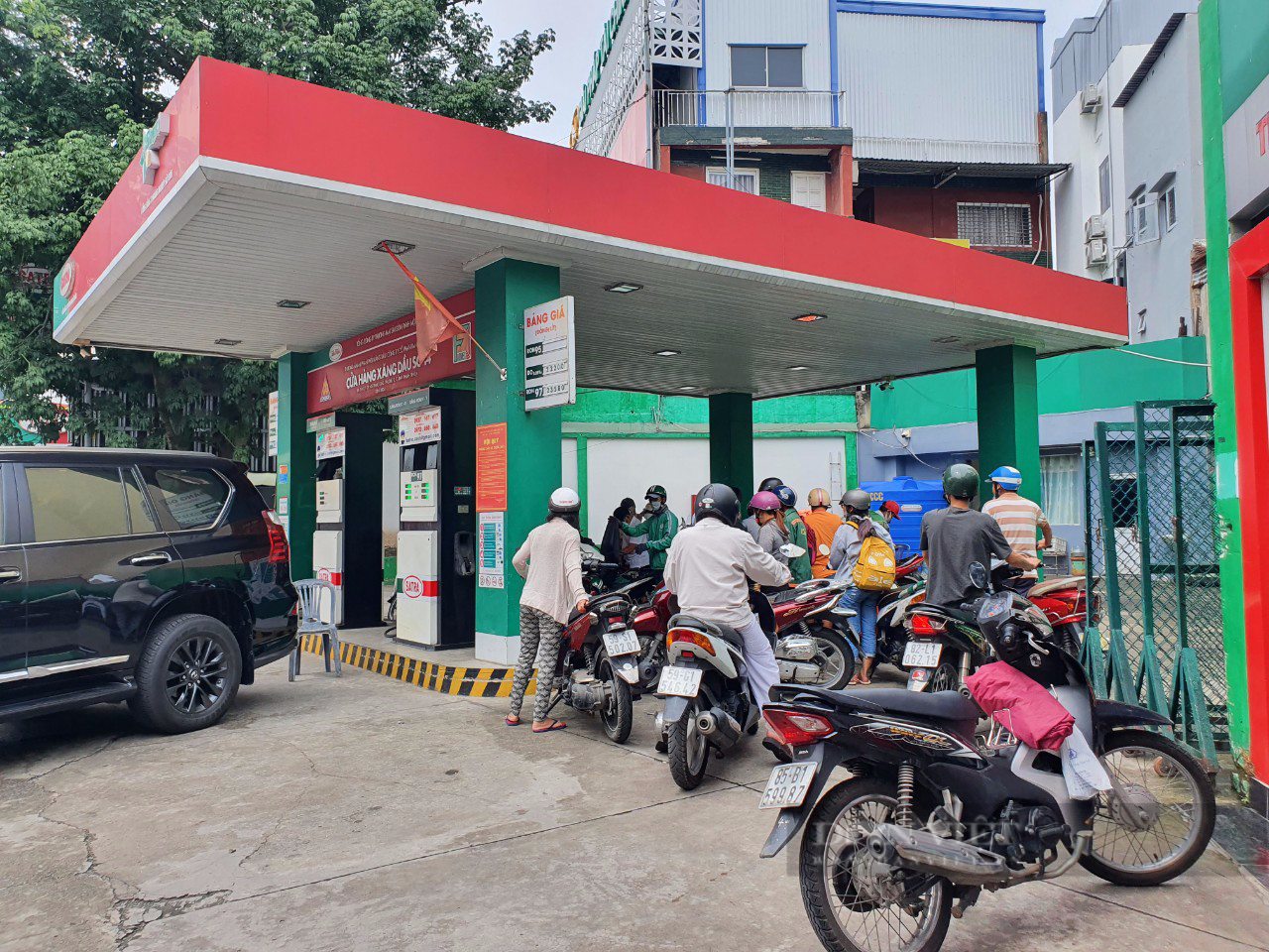 Người dân TP.HCM đi đổ xăng, cây xăng đông nghẹt - Ảnh 3.