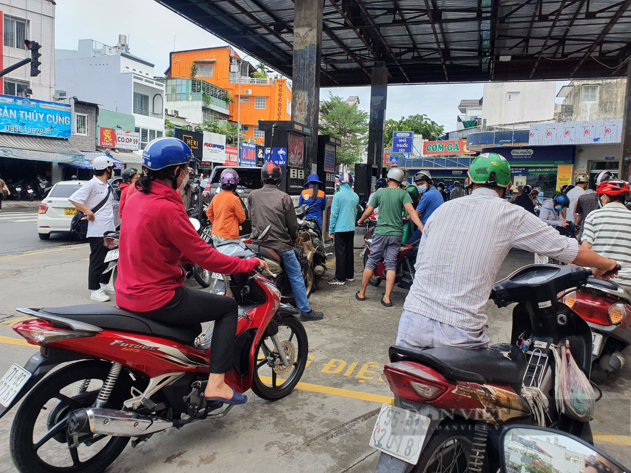 Người dân TP.HCM đi đổ xăng, cây xăng đông nghẹt - Ảnh 4.