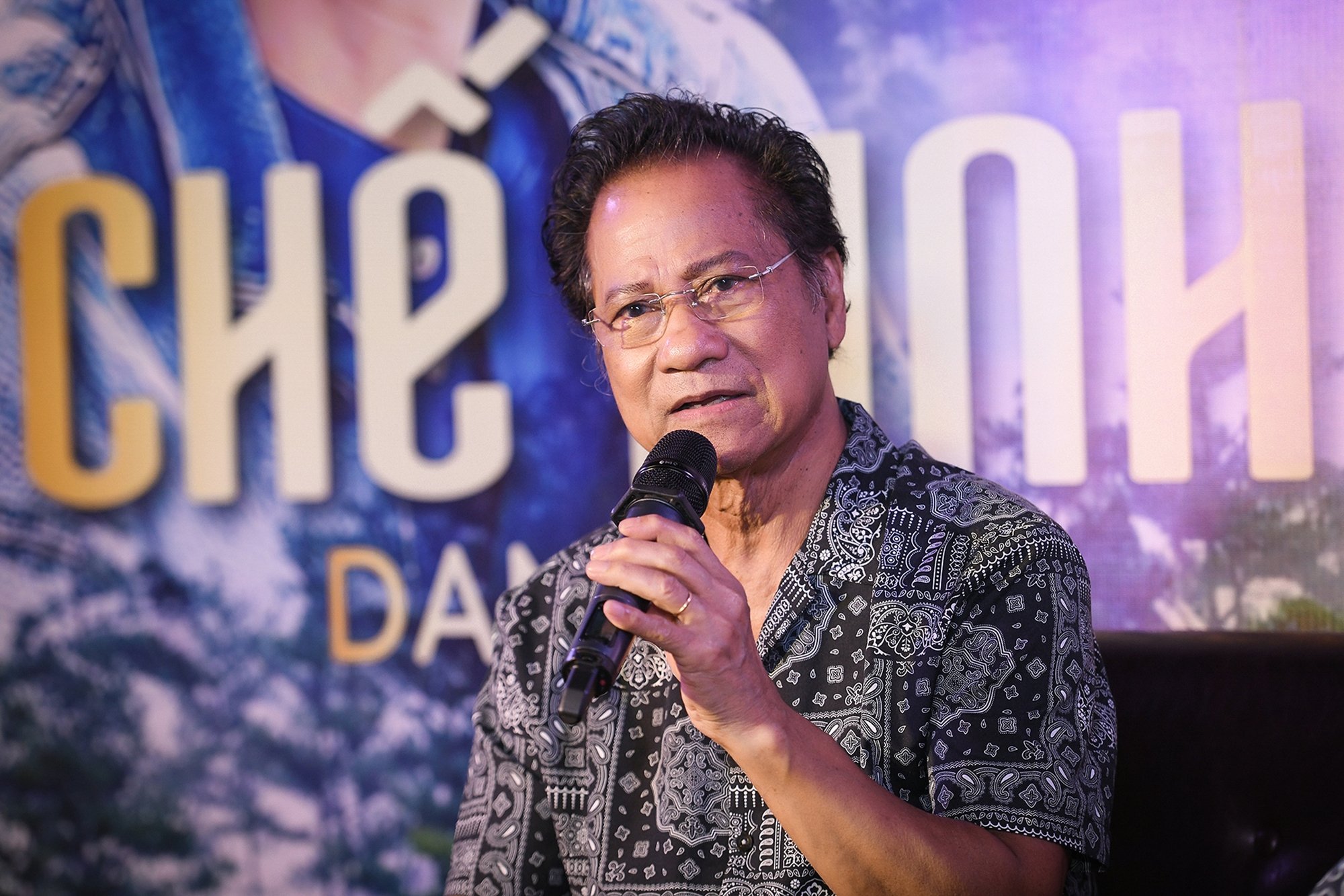 Chế Linh: Trên sân khấu, tôi hôn bạn diễn trẻ đẹp hơn vợ, vợ ngồi dưới cũng thấy bình thường” - Ảnh 1.